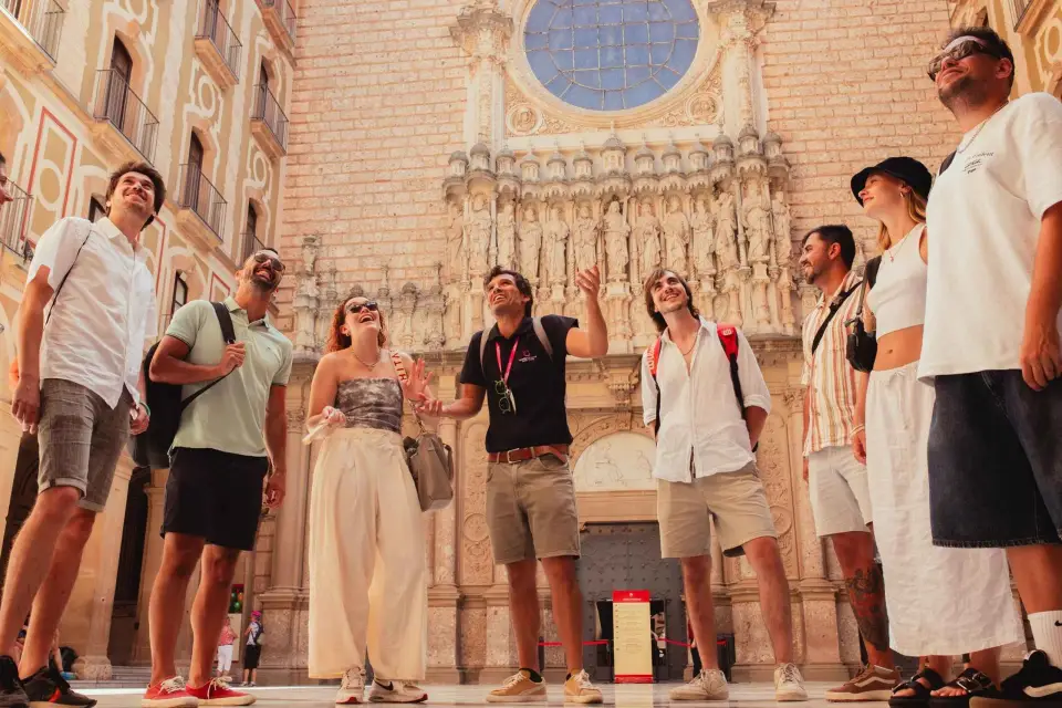 Desde Barcelona: Excursión a Montserrat con Vino y Extras Opcionales