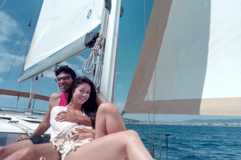 Barcelona: Excursión Privada en Velero con Bebidas y Aperitivos