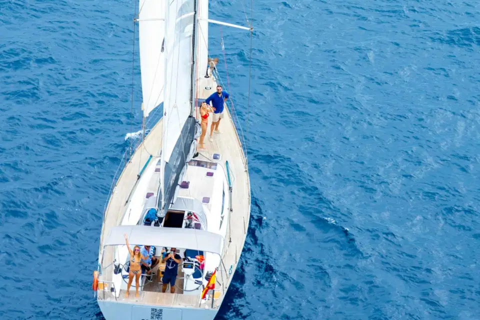 Barcelona: Excursión privada en velero de lujo