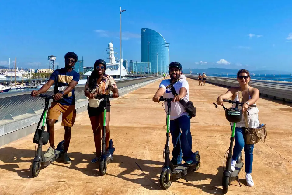 Barcelona: Excursión en Scooter Eléctrico o Bicicleta por la Sagrada Familia