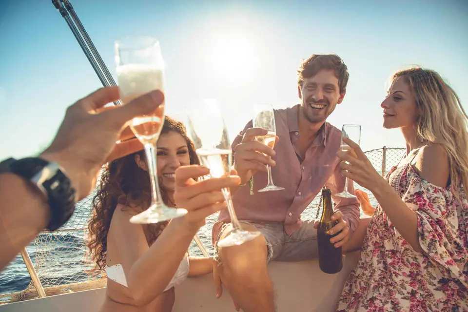 Barcelona: Excursión a Vela con Amigos en Barco Privado
