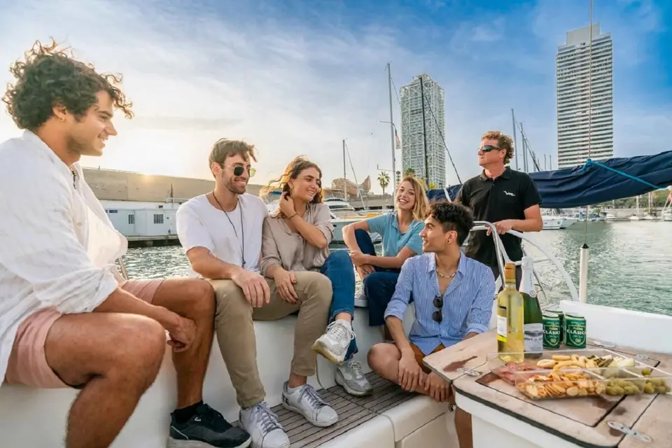 Barcelona: Excursión en velero con bebidas y aperitivos