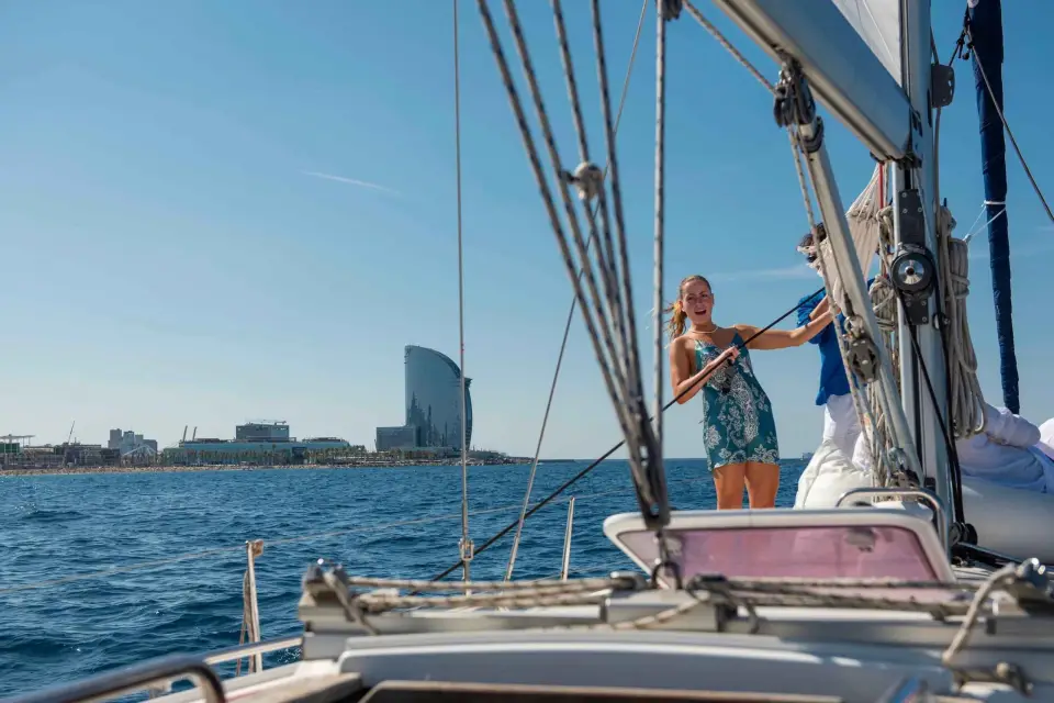 Barcelona: Excursión en velero con bebidas y parada para nadar