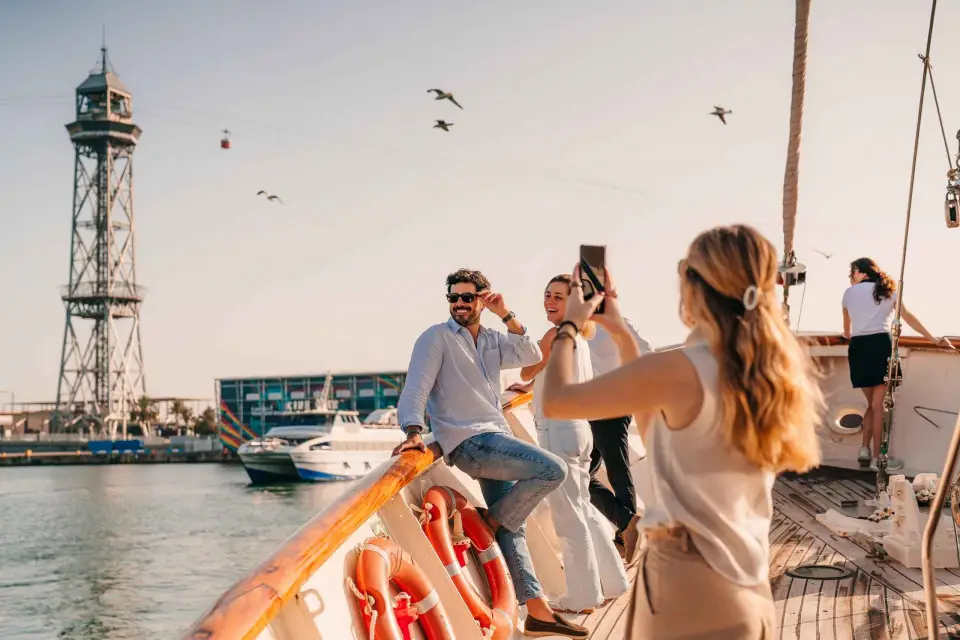 Barcelona: Excursión en velero de un día o al atardecer con bebida incluida