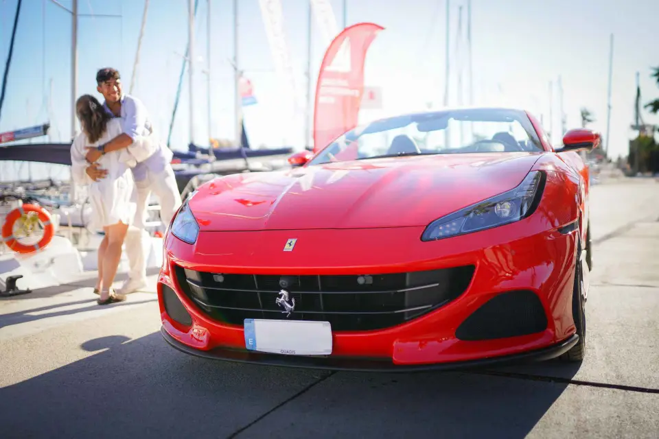Barcelona: Experiencia de conducción y navegación en un coche Ferrari