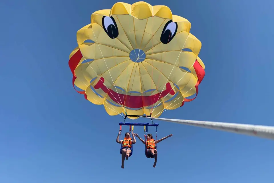 Barcelona: Experiencia guiada en Parasailing