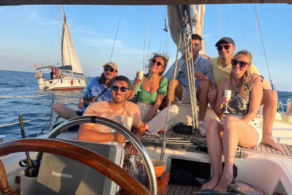 Barcelona: experiencia de navegación de 2 horas con aperitivos