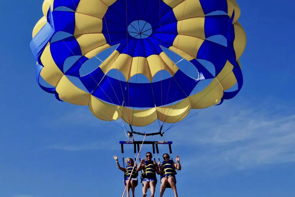 Barcelona: Experiencia en Parasailing para Grupos Reducidos