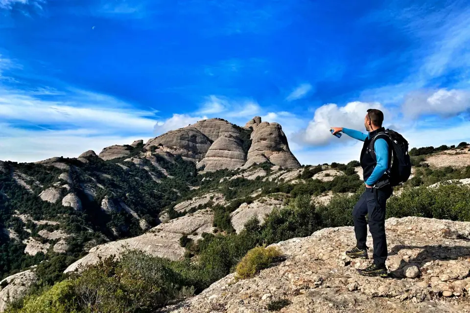 Barcelona: Experiencia de Senderismo en Montserrat y Visita al Monasterio