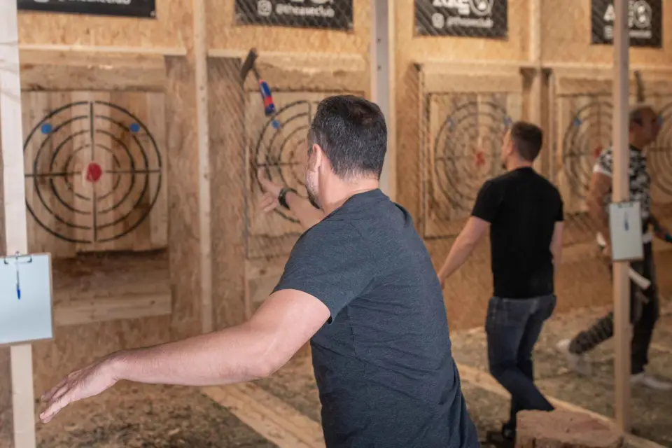 Barcelona: Experiencia Vikinga de Lanzamiento de Hachas con Cerveza