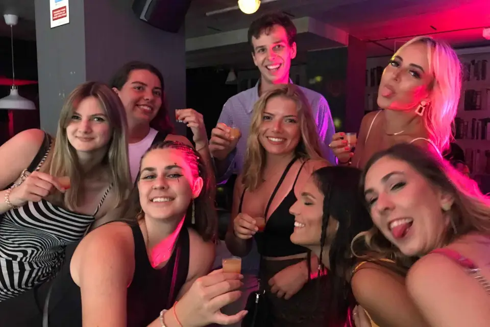 Barcelona: Fiesta Internacional y Bar Crawl con entrada VIP