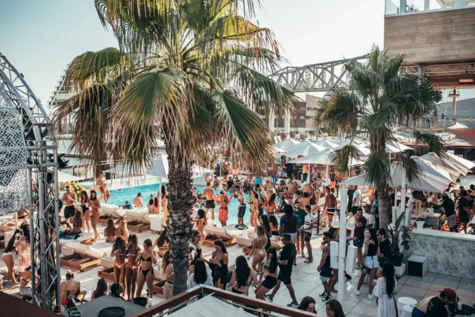 Barcelona: Fiesta en la piscina con DJ