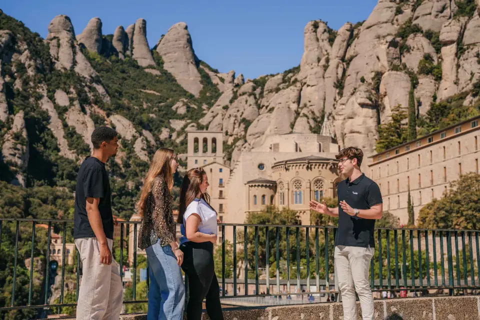 Barcelona: Monasterio de Montserrat y Bodegas de Sitges