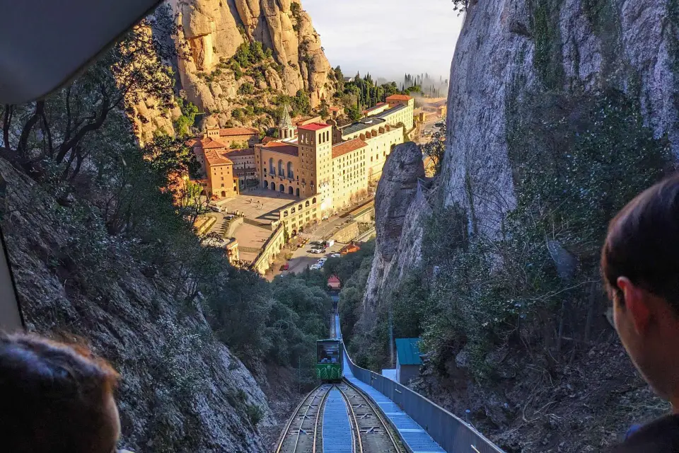 Desde Barcelona: Lo mejor de Montserrat y paseo guiado por la naturaleza