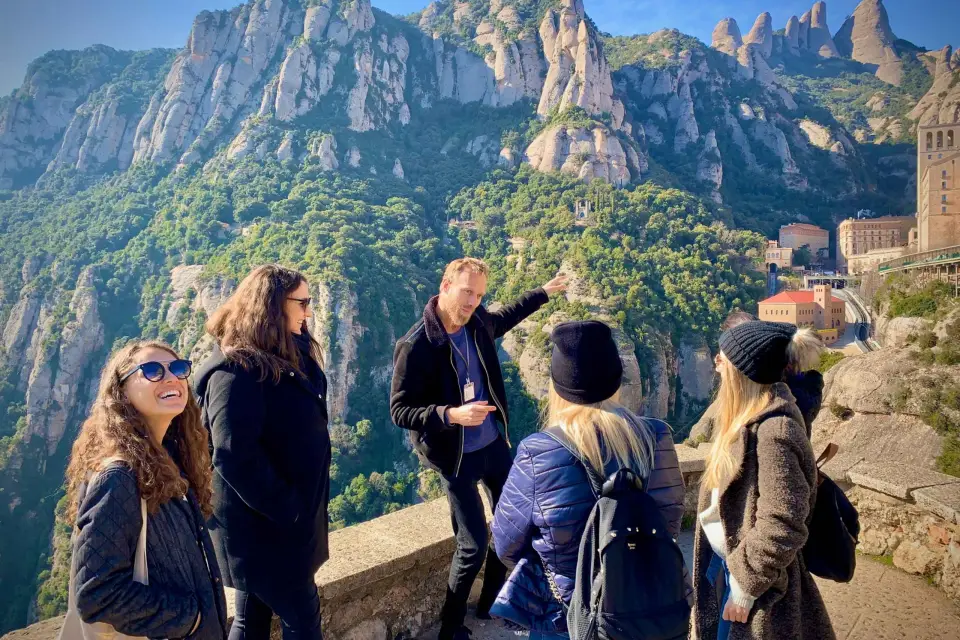 Desde Barcelona: Montserrat Visita Guiada y Traslado de Vuelta en Autobús