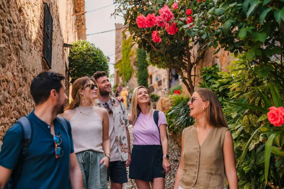 Desde Barcelona: Museo Dalí, Pueblo Medieval y Visita a Girona