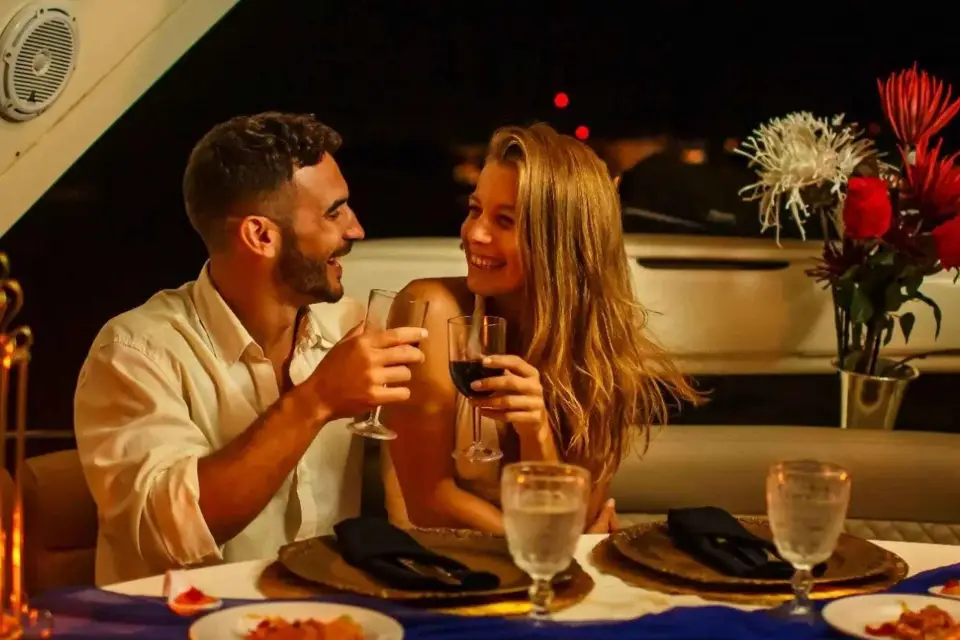 Barcelona: Noche en un yate privado con cena romántica