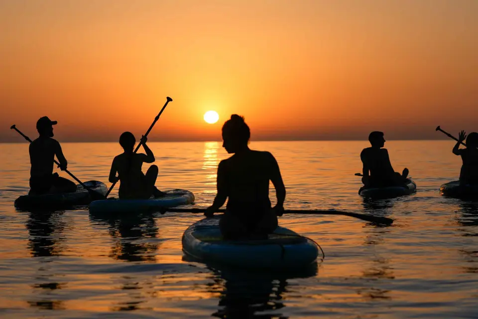 Barcelona: Paddleboarding al Amanecer con Instructor y Fotos