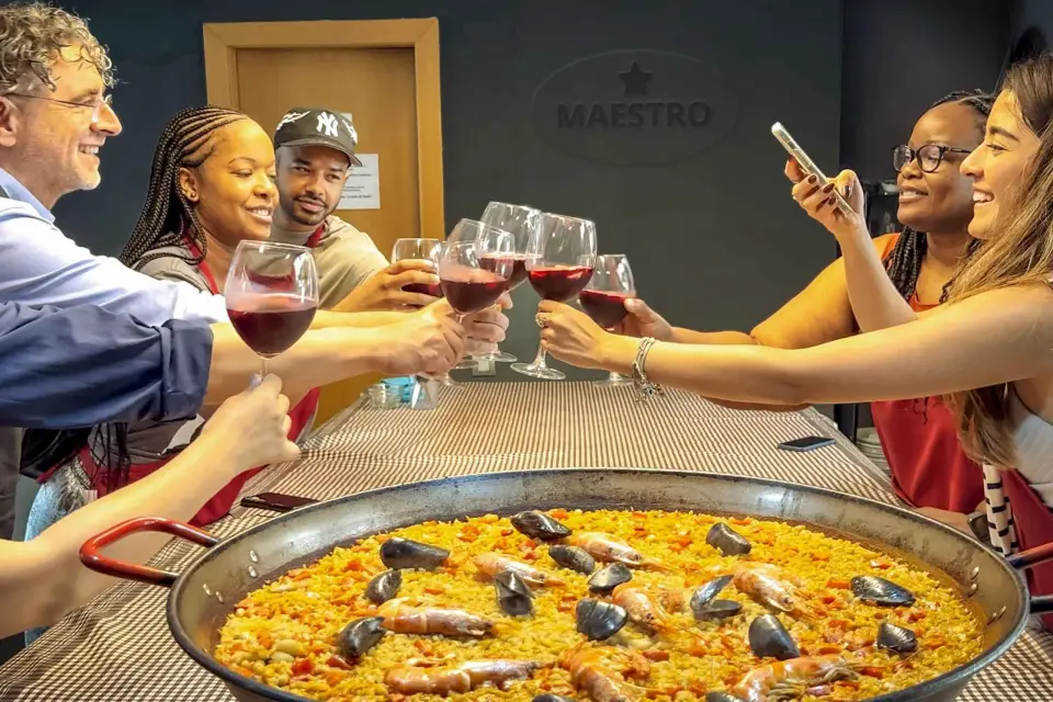 Barcelona: Paella de Marisco ★Maestro★ & Tapas & Sangría