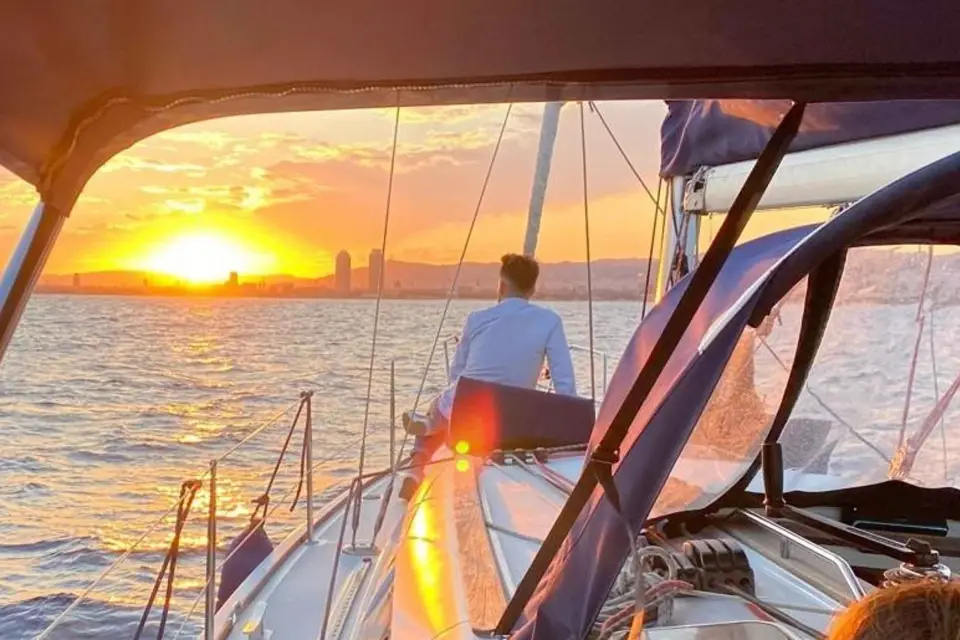 Barcelona: Paseo en Barco al Atardecer con Vino de Cava