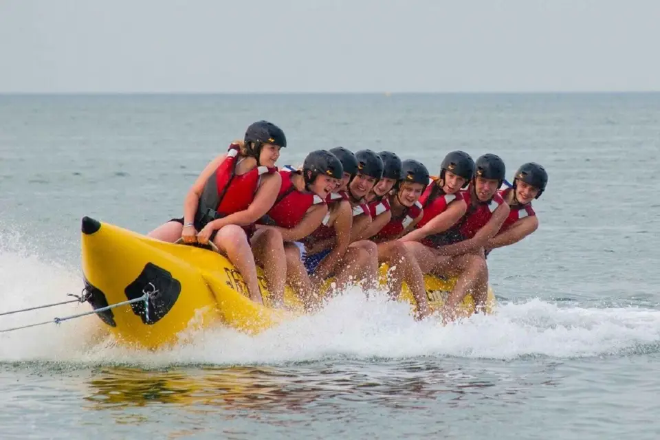Barcelona: Paseo en barco banana hinchable