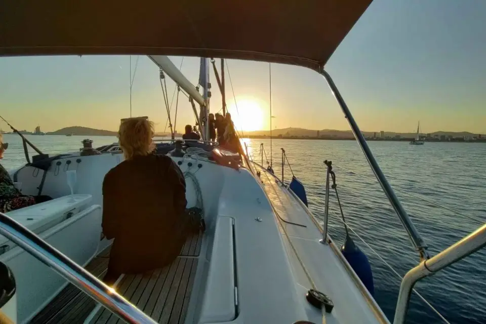Barcelona: Paseo en barco con barra libre de champán y aperitivos
