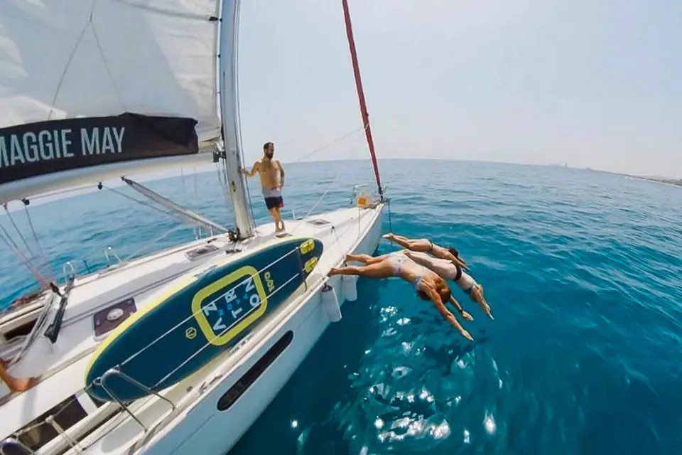 Barcelona: paseo en barco por la costa con aperitivos y cava
