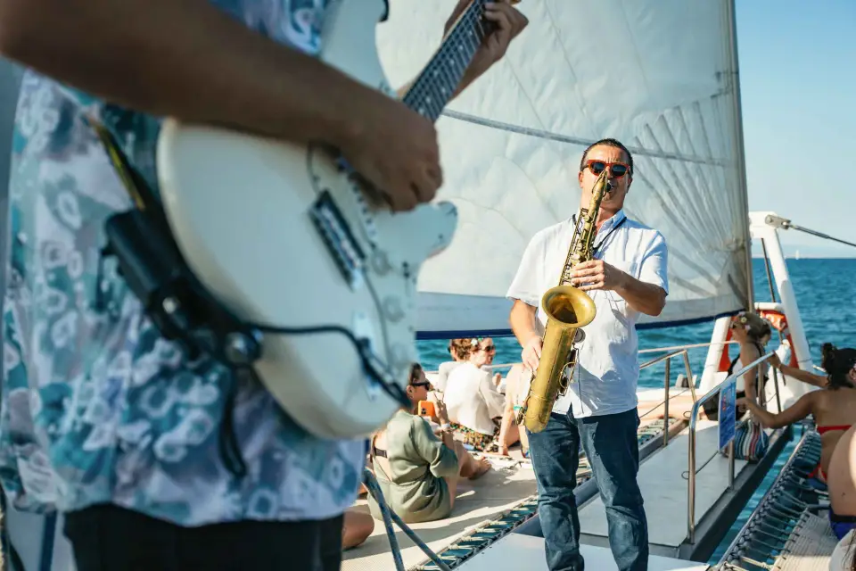Barcelona: paseo en catamarán al atardecer con música jazz