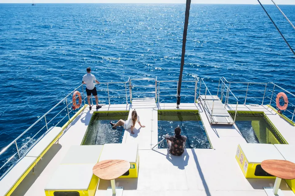 Paseo en catamarán con música