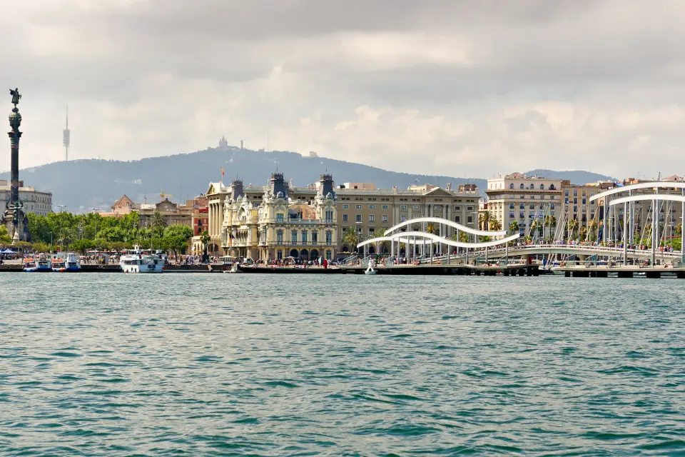 Paseo en catamarán solar por Barcelona