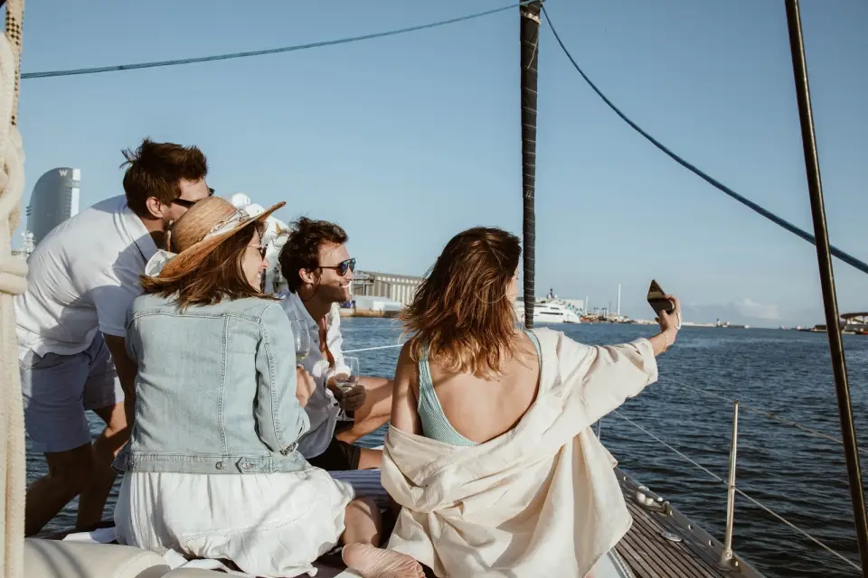 Paseo en catamarán y visita a una bodega