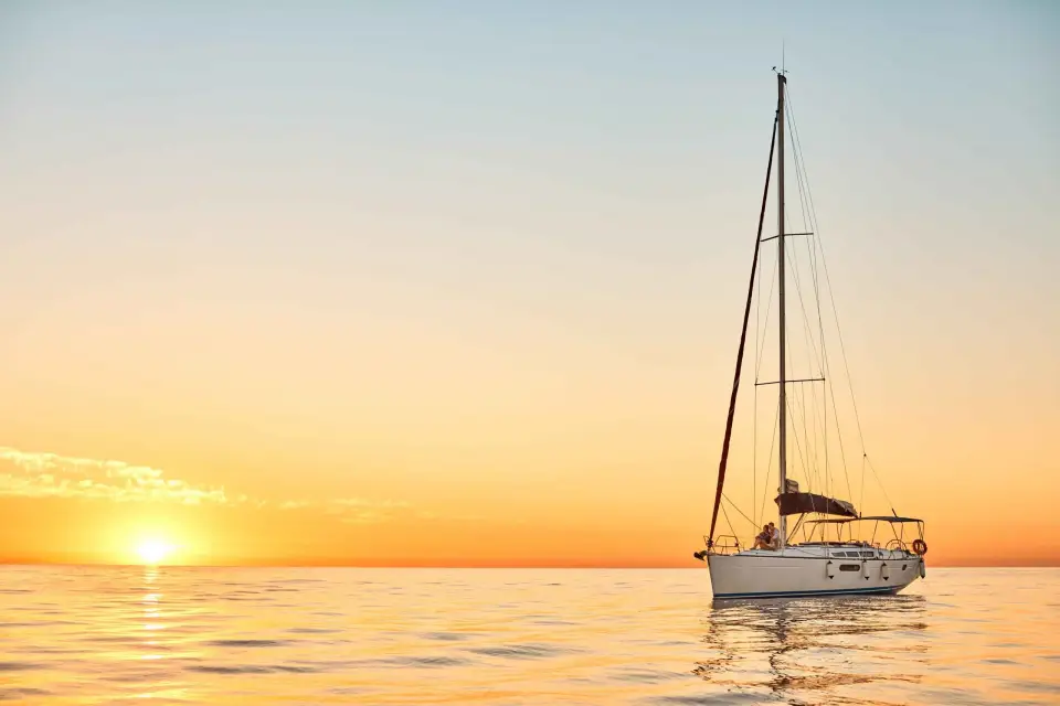 Barcelona: paseo en velero de 2 h al atardecer