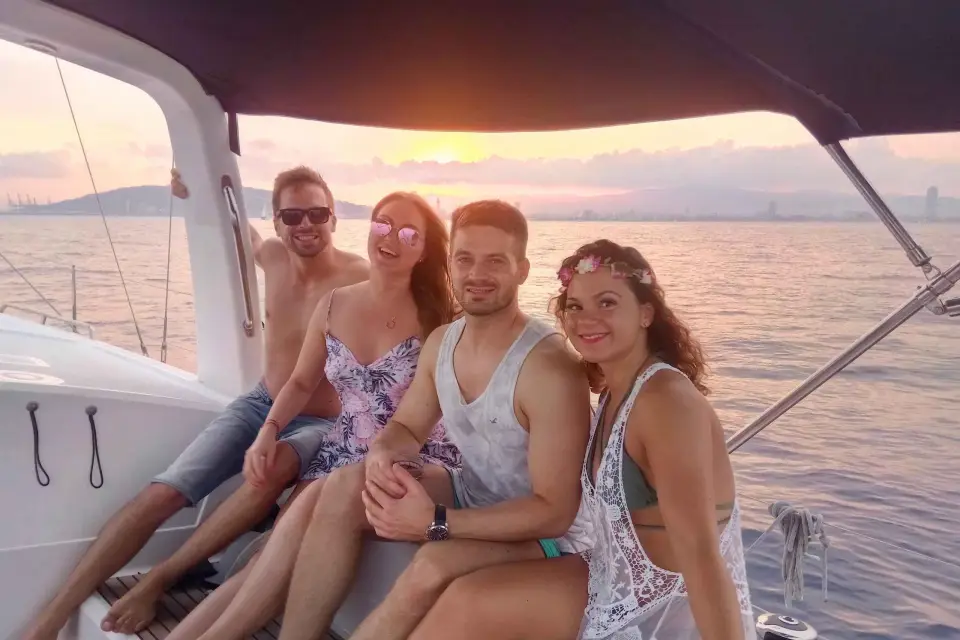 Barcelona: Paseo en velero al atardecer con barra libre y aperitivos