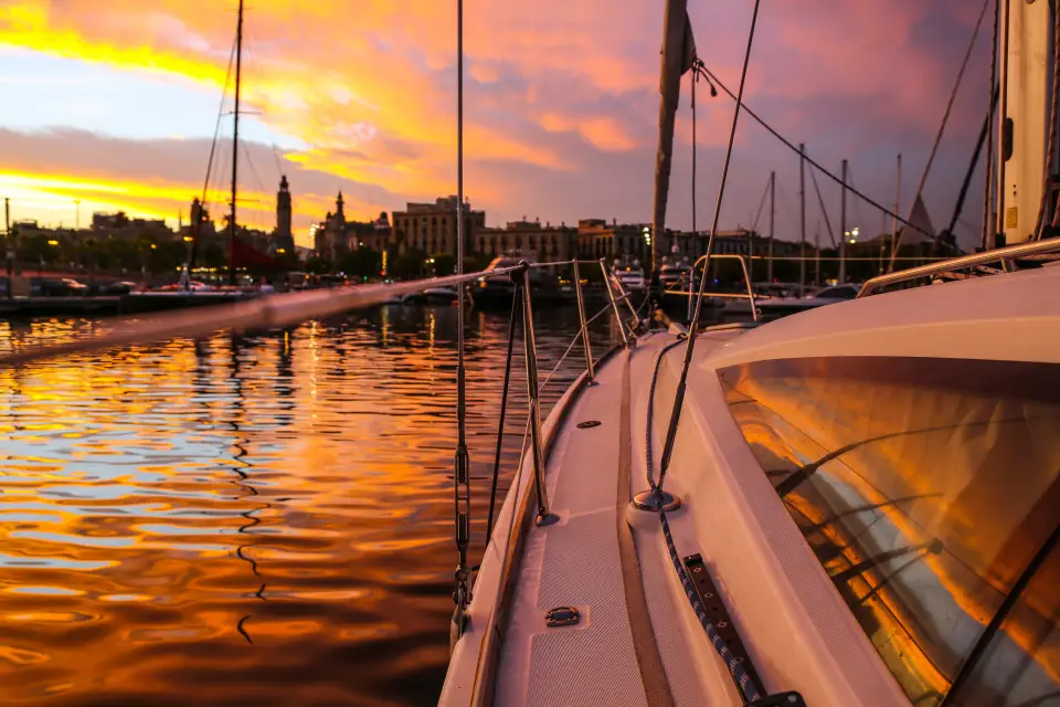 Paseo en velero al atardecer con guitarra o saxo en directo