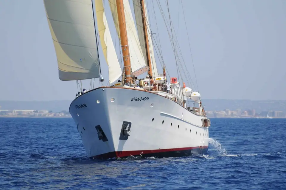Barcelona: Paseo en Velero al Atardecer con música y Bebidas