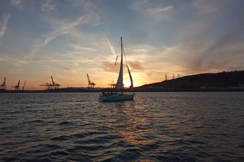 Barcelona; Paseo en velero con cava, tapas y baño