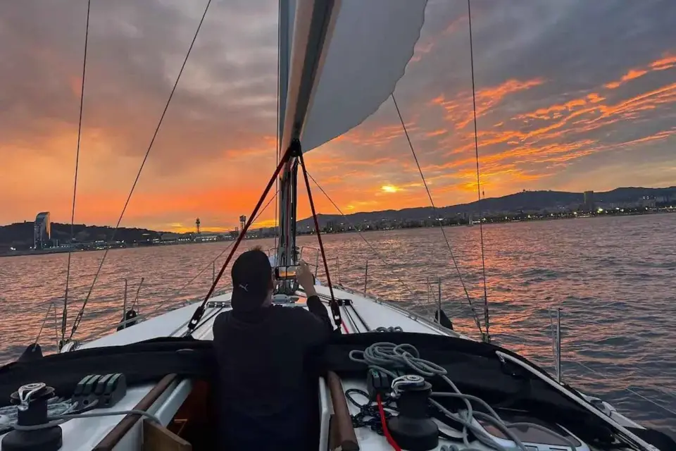 Barcelona: Paseo en velero con una copa de cava