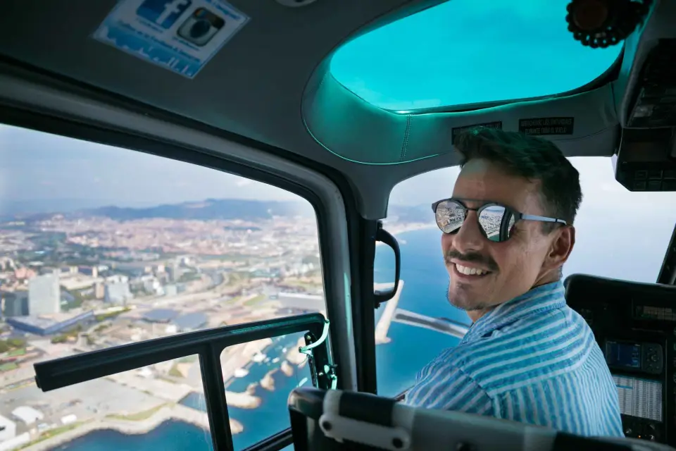 Barcelona: Paseo en Velero y Vuelo Panorámico en Helicóptero