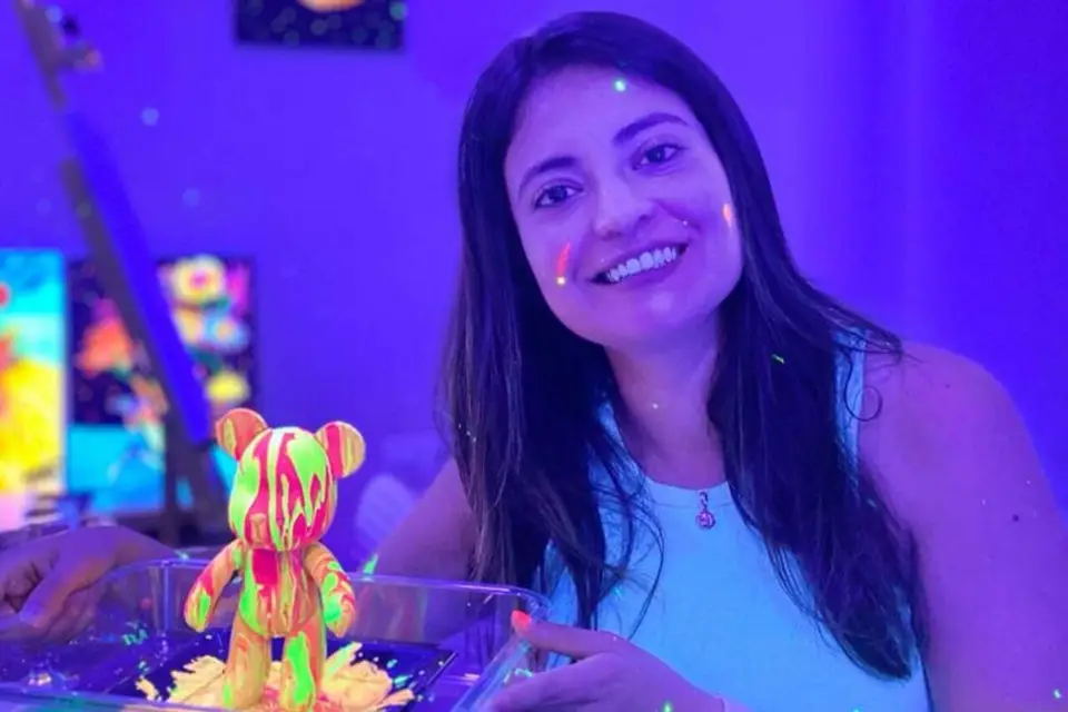 Barcelona: Pintura fluorescente de ladrillo de oso | Vino y Arte