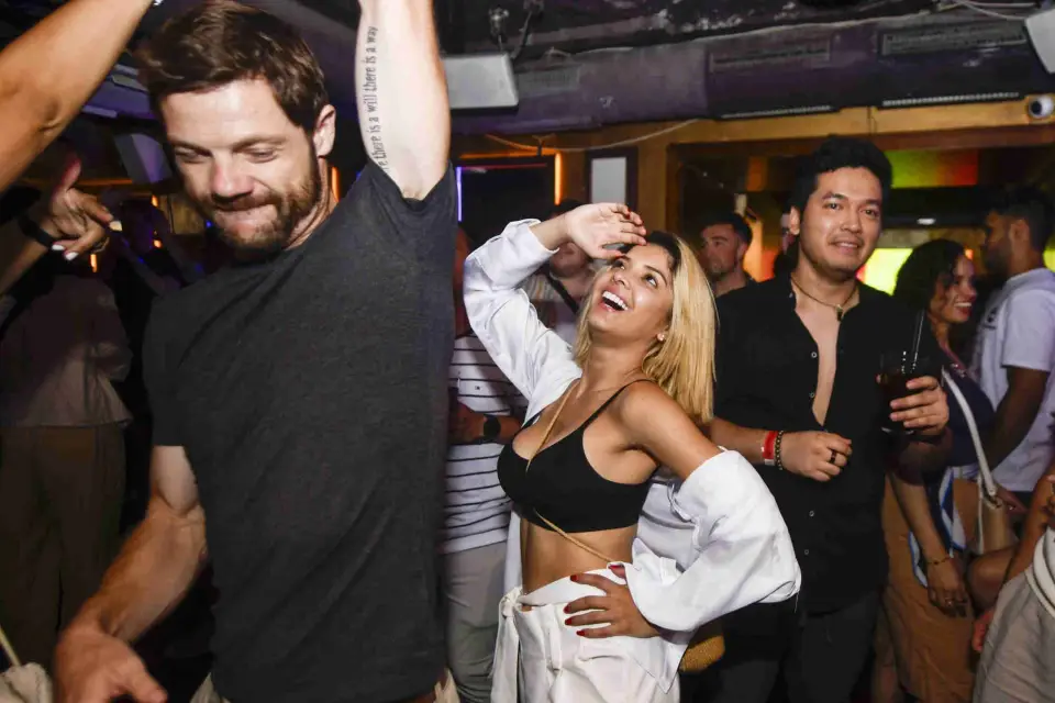 Barcelona: Pub Crawl Con Barra Libre Opcional y Entrada VIP