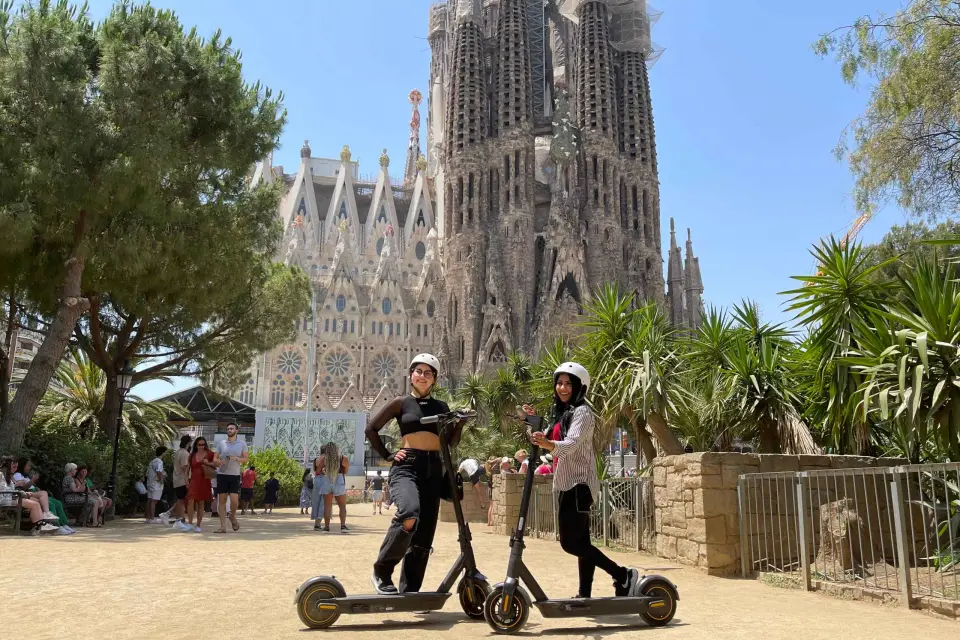 Barcelona: Recorrido en eScooter de 3 horas por la Sagrada Familia