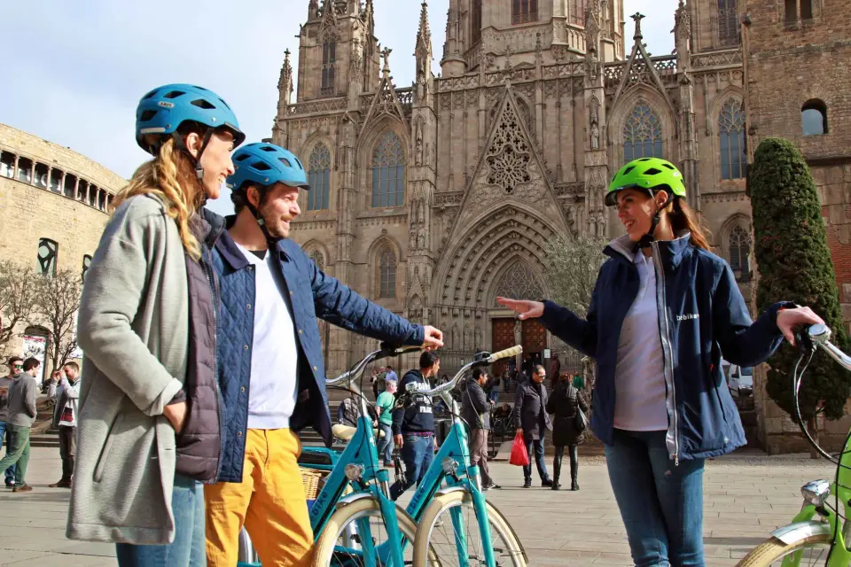Barcelona: Recorrido guiado en eBike o bicicleta por los lugares más destacados