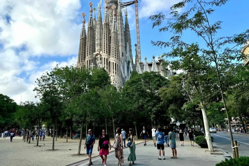Barcelona: Recorrido por la Sagrada Familia y la Casa Milà con Tapas