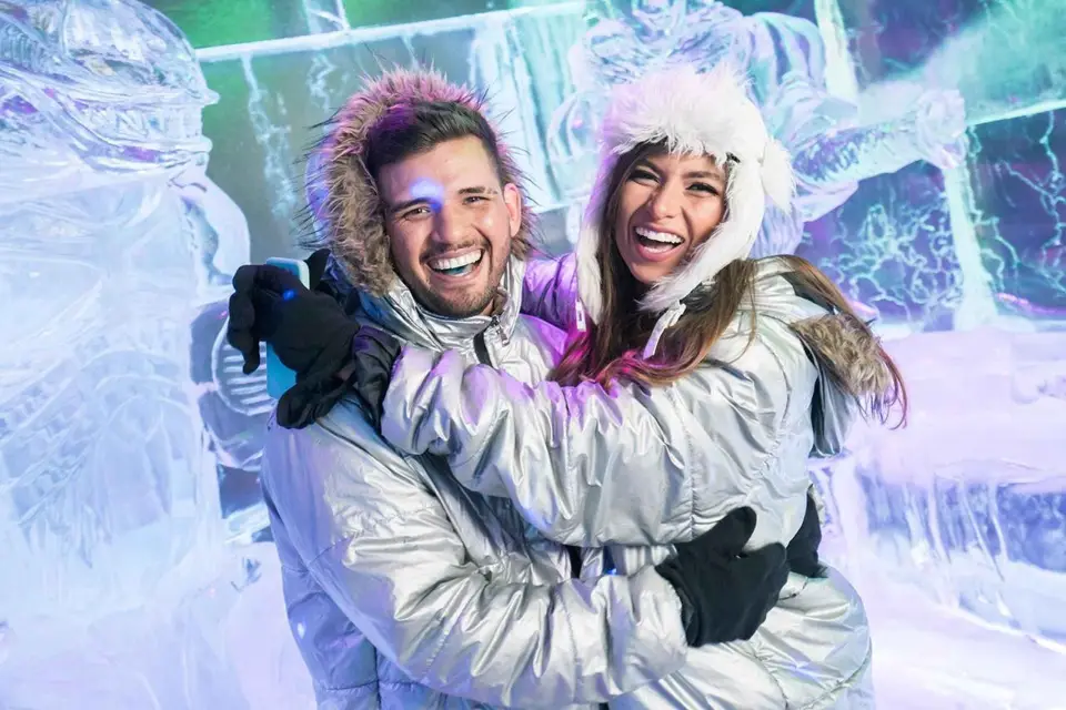 Barcelona romántica: bar de hielo y terraza con bebidas