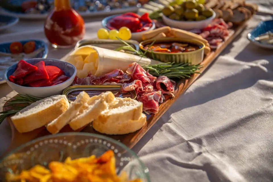 Barcelona: Ruta de Aventura en Velero con Tapas y Bebidas Locales