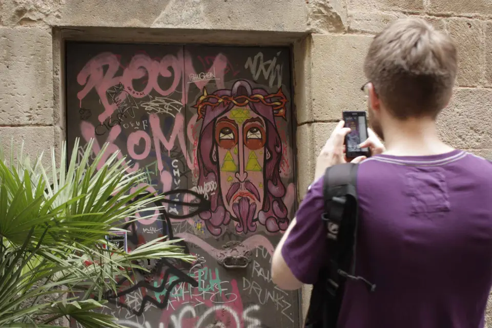 Barcelona: Ruta a pie por el arte callejero y los graffitis del Raval