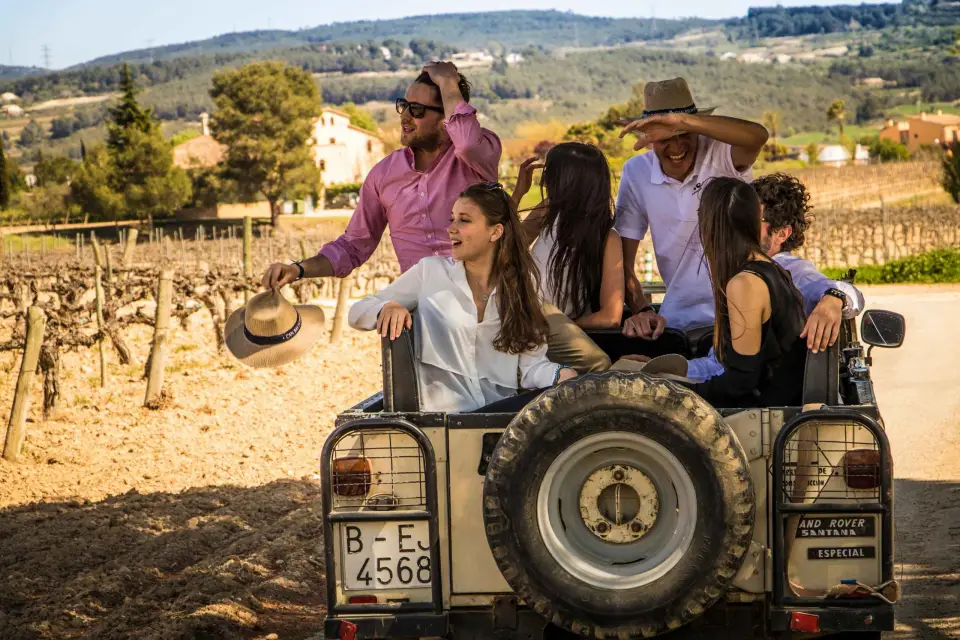 Desde Barcelona: Ruta de los Viñedos del Penedés en 4x4 con Vino y Cava
