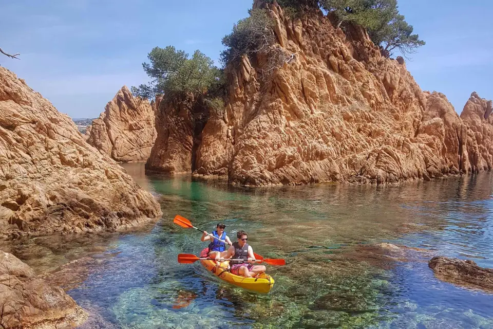 Barcelona: Senderismo en la Costa Brava, kayak de mar y baño en la laguna