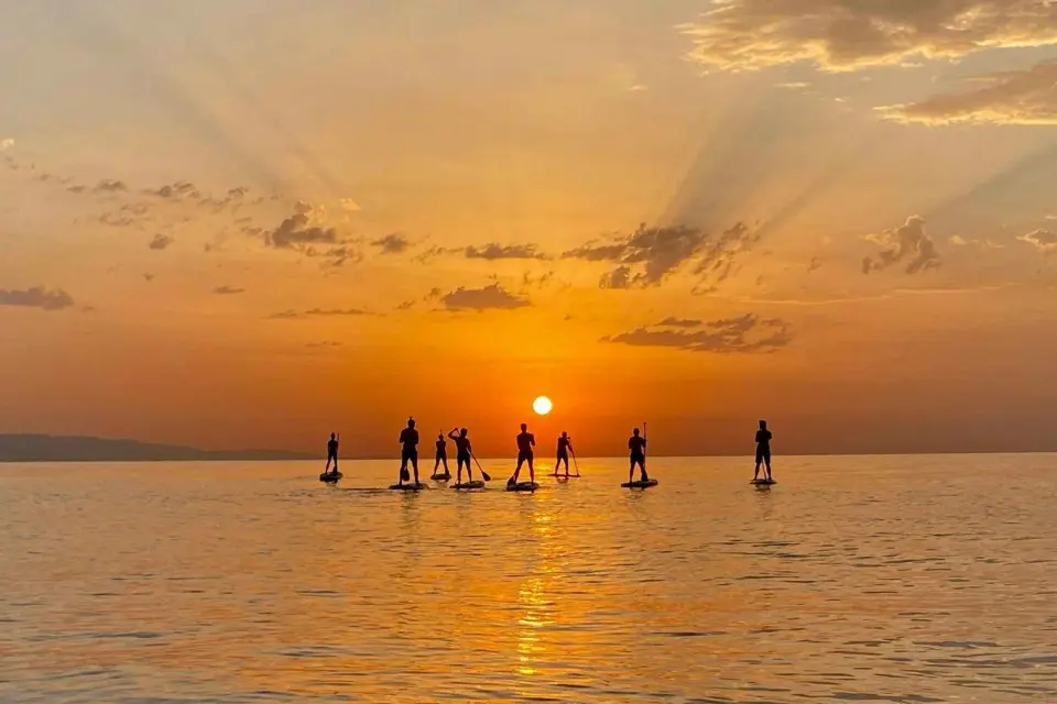 Barcelona: Sesión de SUP al amanecer con vídeo 4K y bebidas