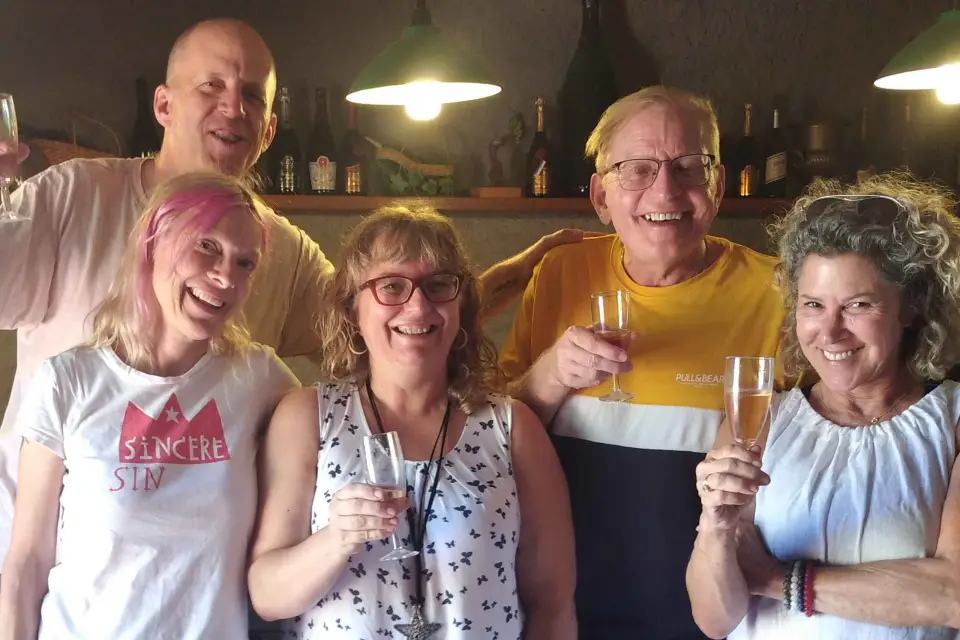 Depuis Sitges : Dégustation de vin dans 2 caves, collations et prise en charge.